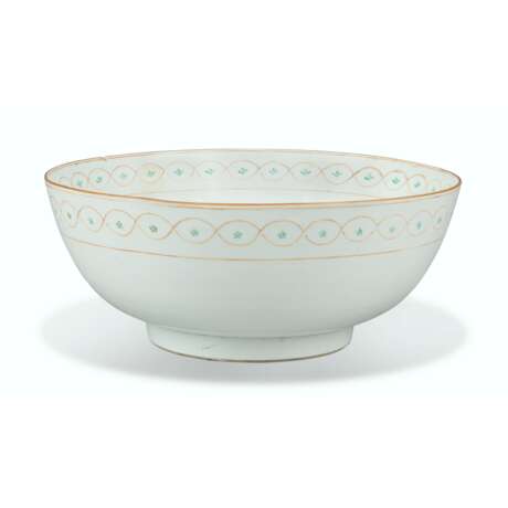 A CHINESE EXPORT BOWL MADE FOR THE ISLAMIC MARKET - photo 1