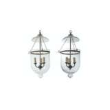 A PAIR OF PATINATED-BRASS AND GLASS HANGING LIGHTS - Foto 1