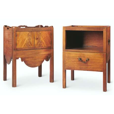 TWO GEORGE III MAHOGANY BEDSIDE COMMODES - фото 1