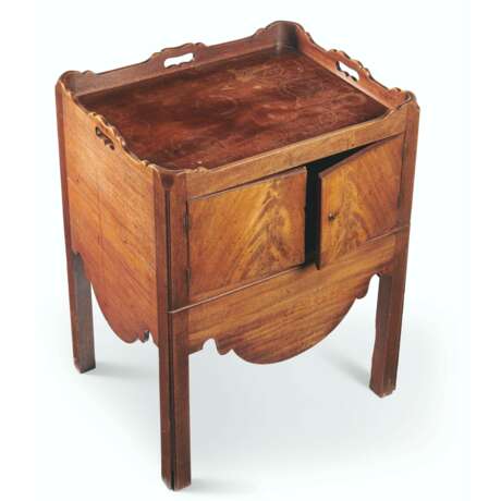TWO GEORGE III MAHOGANY BEDSIDE COMMODES - Foto 2
