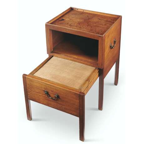 TWO GEORGE III MAHOGANY BEDSIDE COMMODES - фото 3