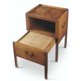 TWO GEORGE III MAHOGANY BEDSIDE COMMODES - Foto 3