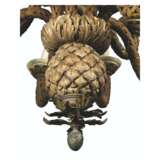 AN ENGLISH GILT-TOLE AND IRON TWELVE-LIGHT 'PINEAPPLE' CHANDELIER - Foto 3