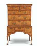 Coffre avec pieds. A GEORGE I WALNUT AND FEATHER-BANDED CHEST-ON-STAND