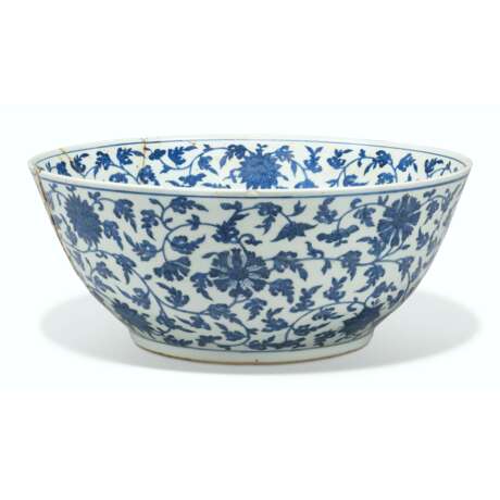A CHINESE BLUE AND WHITE BOWL - фото 2