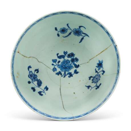 A CHINESE BLUE AND WHITE BOWL - фото 6
