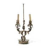 A CONTINENTAL SILVERED-TOLE TWO-BRANCH TABLE LAMP - Foto 1
