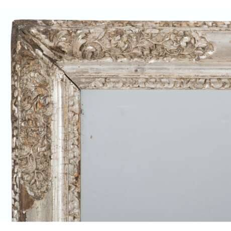A SILVERED PICTURE FRAME MIRROR - photo 2