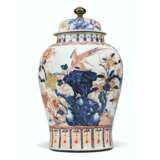 A JAPANESE IMARI-STYLE LARGE BALUSTER JAR AND COVER - фото 1