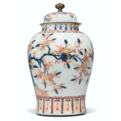 A JAPANESE IMARI-STYLE LARGE BALUSTER JAR AND COVER - фото 2