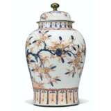 A JAPANESE IMARI-STYLE LARGE BALUSTER JAR AND COVER - photo 2