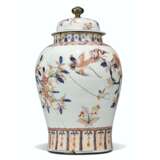 A JAPANESE IMARI-STYLE LARGE BALUSTER JAR AND COVER - Foto 3