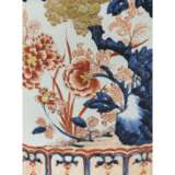 A JAPANESE IMARI-STYLE LARGE BALUSTER JAR AND COVER - photo 5