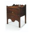 A GEORGE III MAHOGANY BEDSIDE COMMODE - Archives des enchères