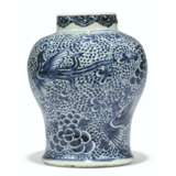 A CHINESE BLUE AND WHITE LARGE BALUSTER VASE - Foto 3