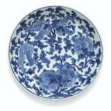 TWO CHINESE BLUE AND WHITE DISHES - фото 2