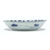 TWO CHINESE BLUE AND WHITE DISHES - фото 6