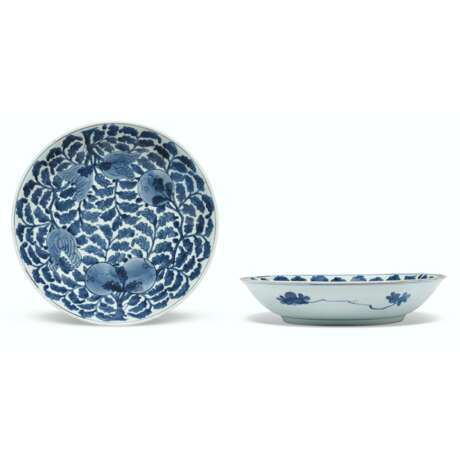 TWO CHINESE BLUE AND WHITE DISHES - Foto 7