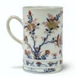 A PAIR OF CHINESE IMARI-STYLE TANKARDS - фото 2