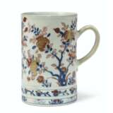 A PAIR OF CHINESE IMARI-STYLE TANKARDS - фото 3