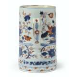 A PAIR OF CHINESE IMARI-STYLE TANKARDS - фото 5
