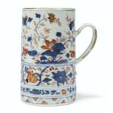 A PAIR OF CHINESE IMARI-STYLE TANKARDS - фото 6