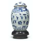A CHINESE BLUE AND WHITE OVOID LARGE VASE AND COVER - фото 1