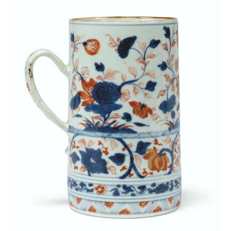 A PAIR OF CHINESE IMARI-STYLE TANKARDS - фото 7