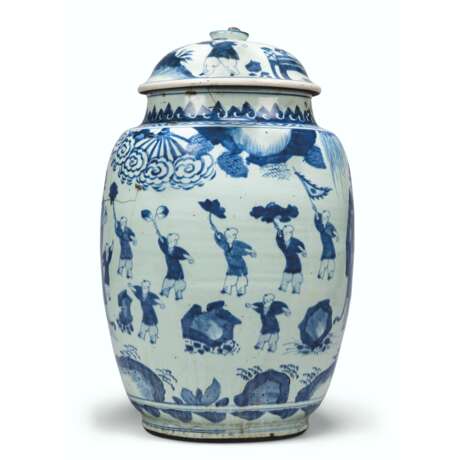 A CHINESE BLUE AND WHITE OVOID LARGE VASE AND COVER - фото 3