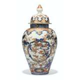 A JAPANESE LARGE IMARI VASE AND COVER - Foto 1