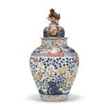 A JAPANESE IMARI LARGE VASE AND ASSOCIATED COVER - photo 1