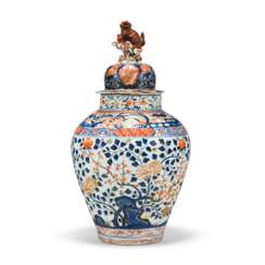 A JAPANESE IMARI LARGE VASE AND ASSOCIATED COVER 