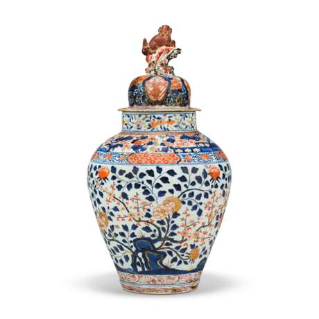 A JAPANESE IMARI LARGE VASE AND ASSOCIATED COVER - photo 2