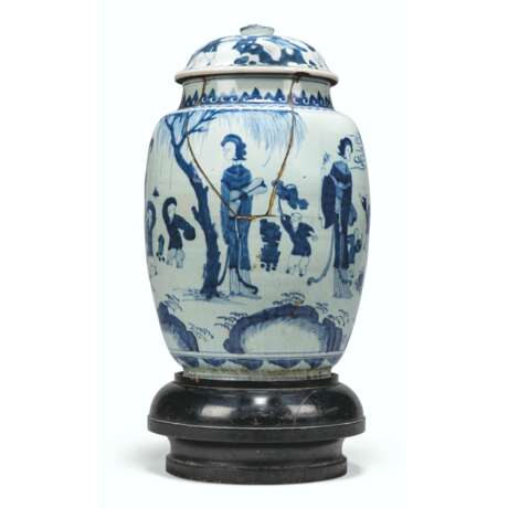 A CHINESE BLUE AND WHITE OVOID LARGE VASE AND COVER - Foto 6