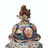 A JAPANESE IMARI LARGE VASE AND ASSOCIATED COVER - photo 3