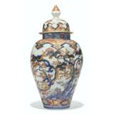 A JAPANESE LARGE IMARI VASE AND COVER - Foto 3