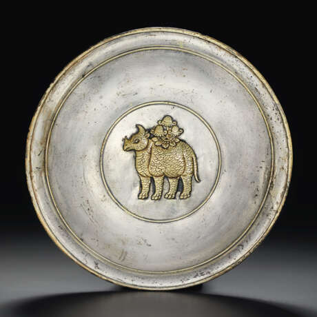 AN EXCEPTIONALLY RARE AND IMPORTANT PARCEL-GILT SILVER `RHINOCEROS` DISH - Foto 1