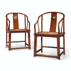 A PAIR OF DALI MARBLE-INSET HUANGHUALI CONTINUOUS HORSESHOE-BACK ARMCHAIRS