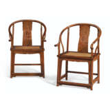 A PAIR OF HUANGHUALI HORSESHOE-BACK ARMCHAIRS - фото 1