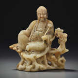 A RARE AND SUPERBLY CARVED BAIFURONG FIGURE OF A LUOHAN - фото 1