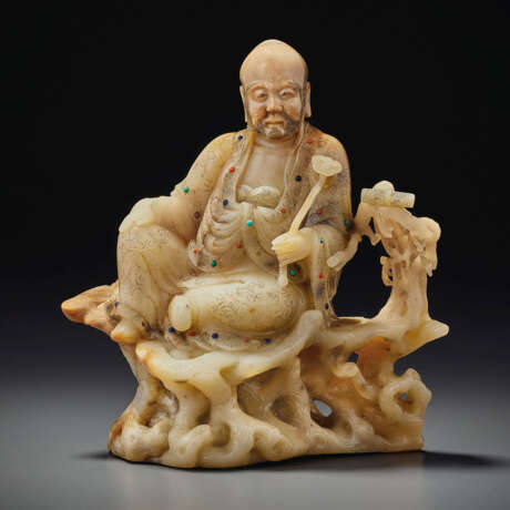 A RARE AND SUPERBLY CARVED BAIFURONG FIGURE OF A LUOHAN - photo 1