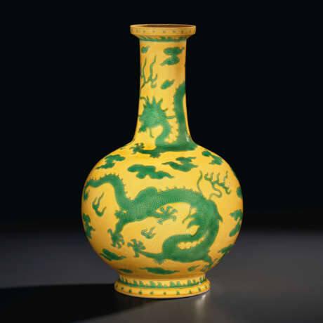 A VERY RARE YELLOW AND GREEN-ENAMELED `DRAGON` VASE - фото 1