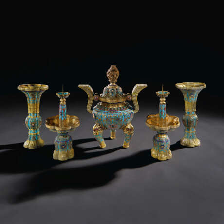 A FIVE-PIECE HARDSTONE AND CORAL-EMBELLISHED CHAMPLEV&#201; ENAMEL ALTAR GARNITURE - Foto 1