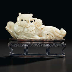 A WHITE JADE CARVING OF A PHOENIX