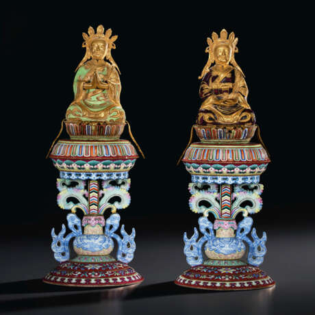 A PAIR OF FAMILLE ROSE ALTAR ORNAMENT STANDS - Foto 1