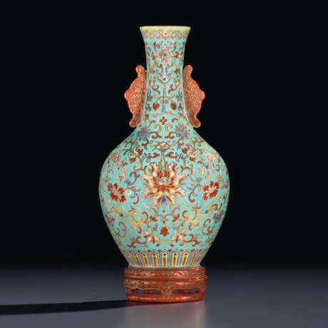 A FAMILLE ROSE TURQUOISE-GROUND WALL VASE - photo 1
