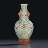 A FAMILLE ROSE TURQUOISE-GROUND WALL VASE - photo 1