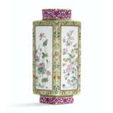 A RARE FAMILLE ROSE AND PUCE-ENAMELED FACETED WALL VASE - Foto 1