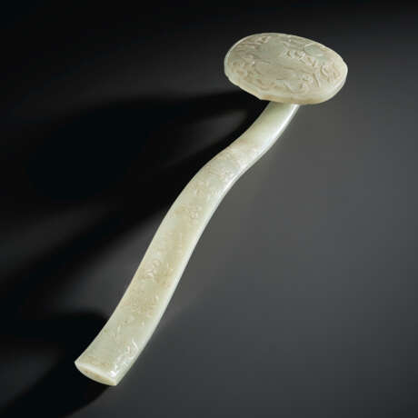A CARVED PALE GREYISH-GREEN JADE RUYI SCEPTER - Foto 1