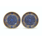 A VERY RARE PAIR OF GILT AND SILVERED UNDERGLAZE-BLUE DECORATED DISHES - Foto 1